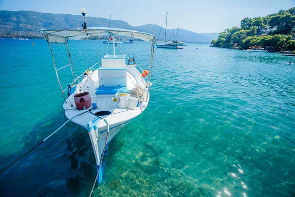 Balıkçı teknesi kıyıya yanaştı beach, Yunanistan. — Stok fotoğraf
