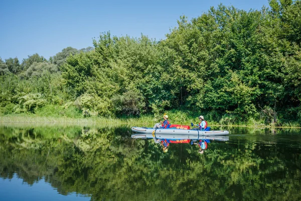 夏休みの晴れた日に川で幸せな家族カヤック — ストック写真