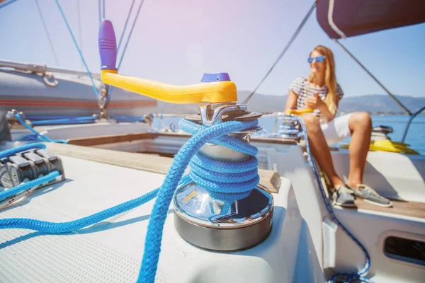Ιστιοφόρο βαρούλκο και σχοινί γιοτ λεπτομέρεια. Yachting — Φωτογραφία Αρχείου