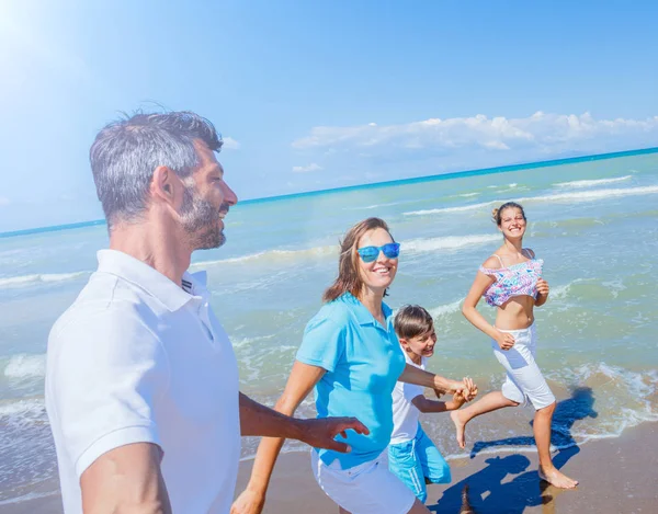 Família feliz se divertindo na praia juntos. Divertido estilo de vida feliz no lazer de verão — Fotografia de Stock