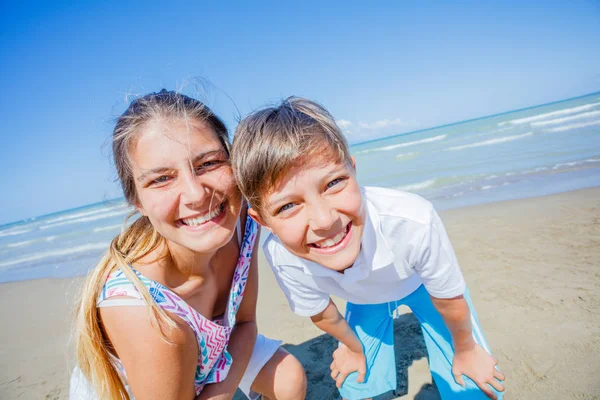 快乐的孩子们在热带海滩上享受乐趣 — 图库照片