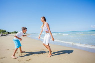 Mutlu çocuklar eğleniyor tropik sahilde