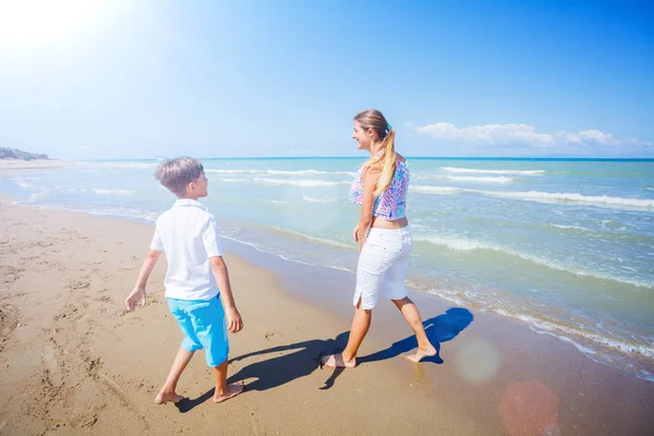 Enfants heureux s'amusant sur la plage tropicale — Photo