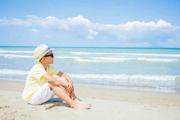 Glücklicher Junge hat Spaß am tropischen Strand — Stockfoto