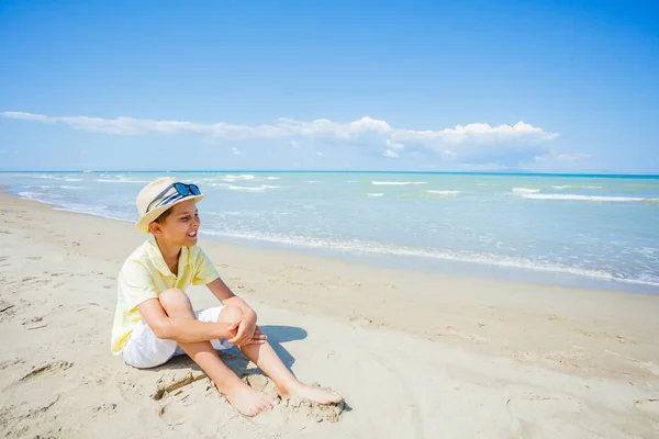 Niño feliz divirtiéndose en la playa tropical — Foto de Stock