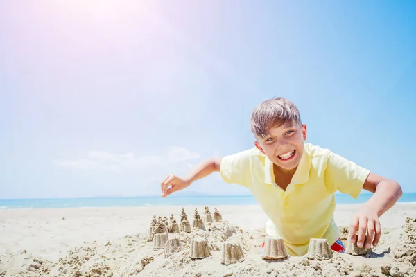 Niño feliz divirtiéndose en la playa tropical — Foto de Stock