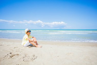 Mutlu çocuk tropik sahilde eğleniyor