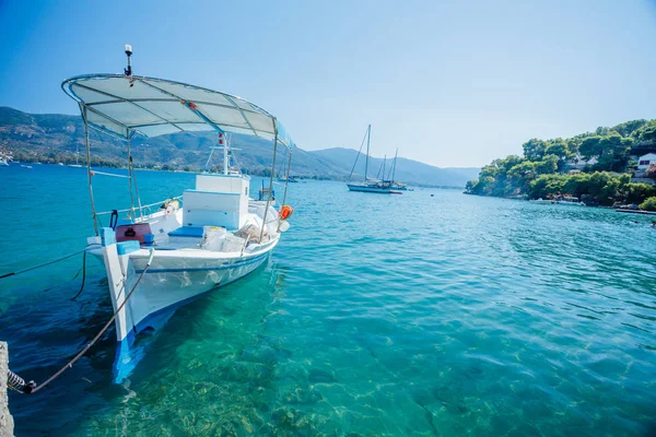 Balıkçı teknesi kıyıya yanaştı beach, Yunanistan. — Stok fotoğraf