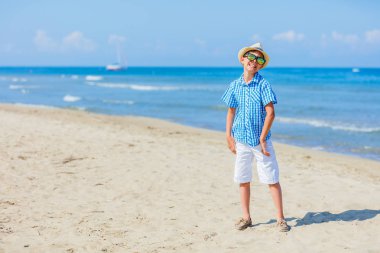 Mutlu çocuk tropik sahilde eğleniyor