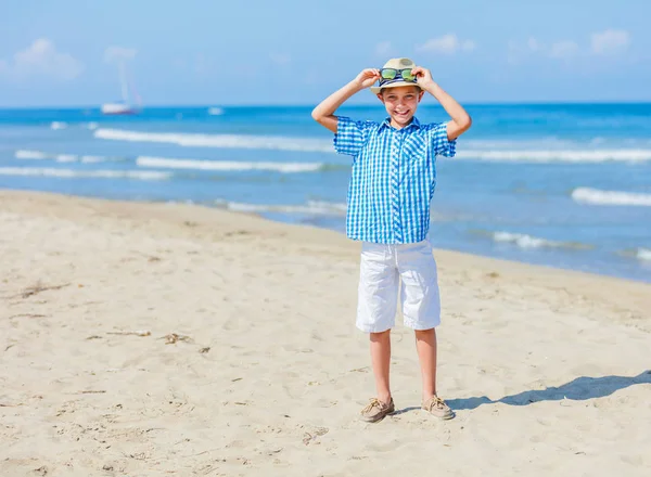 Garçon heureux s'amuser sur la plage tropicale — Photo