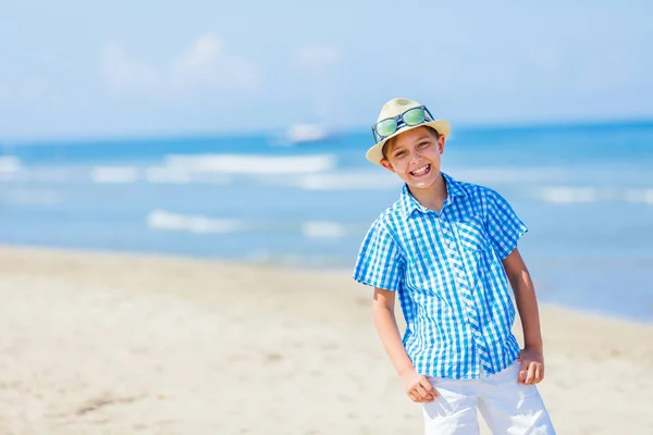 Щасливий хлопчик розважається на тропічному пляжі — стокове фото