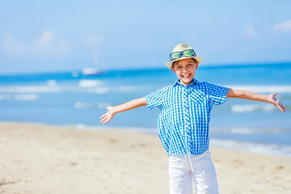 Glücklicher Junge hat Spaß am tropischen Strand — Stockfoto