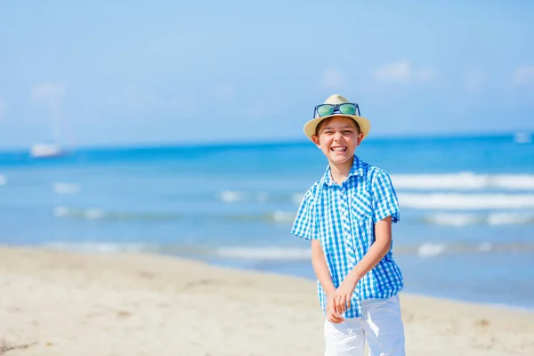 Glücklicher Junge hat Spaß am tropischen Strand — Stockfoto