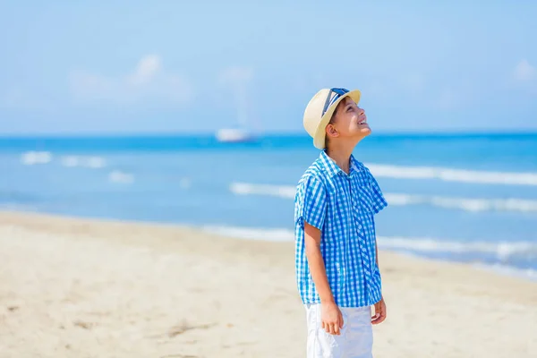Счастливый мальчик веселится на пляже — стоковое фото