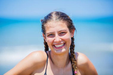 Tropik sahilde eğleniyor kız