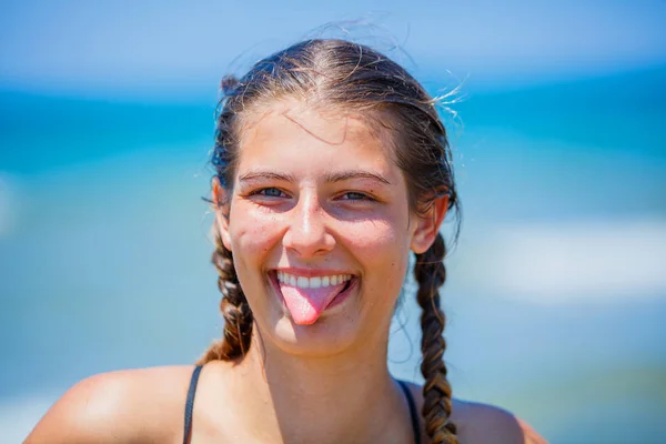 Girl having fun on the tropical beach — Stock Photo, Image