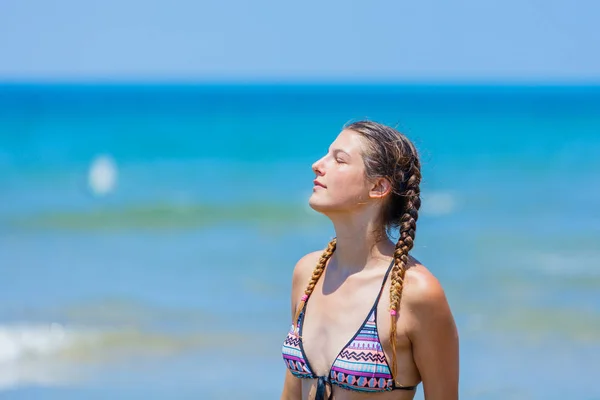 Menina se divertindo na praia tropical — Fotografia de Stock