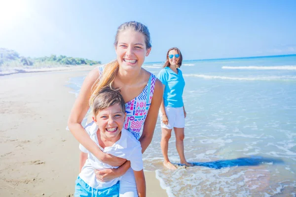 Adorables niños se divierten en la playa . — Foto de Stock