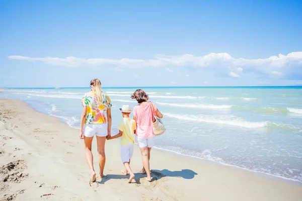 Lyckliga familjen ha roligt i sommar fritid — Stockfoto