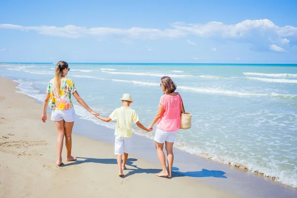 Lyckliga familjen ha roligt i sommar fritid — Stockfoto