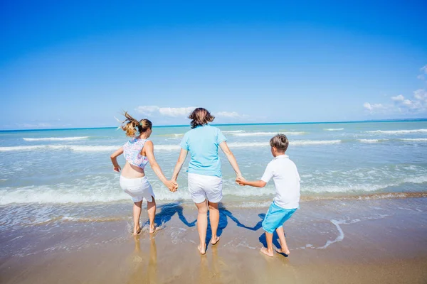 Lyckliga familjen ha roligt i sommar fritid — Stockfoto