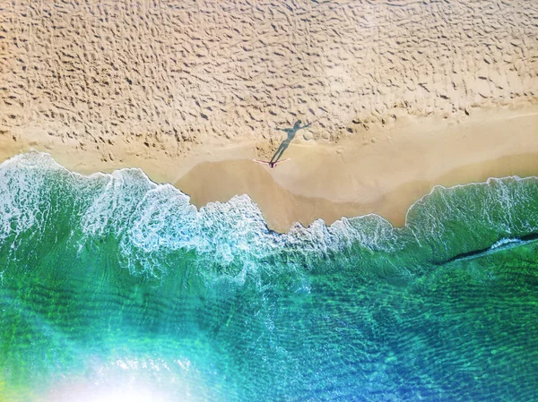 Dziewczyna zabawy na tropikalnej plaży. Zobacz zdjęcie z lotu ptaka antenowe drone. — Zdjęcie stockowe