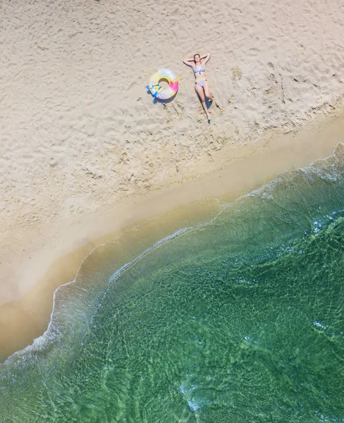 Chica divirtiéndose en la playa tropical. Aerial drone birds vista del ojo foto . — Foto de Stock