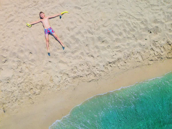 Adorable chico divertirse en la playa. Aerial drone birds vista del ojo foto . — Foto de Stock