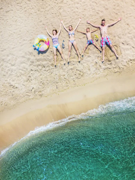Familia feliz divirtiéndose en el ocio de verano. Aerial drone birds vista del ojo foto . — Foto de Stock