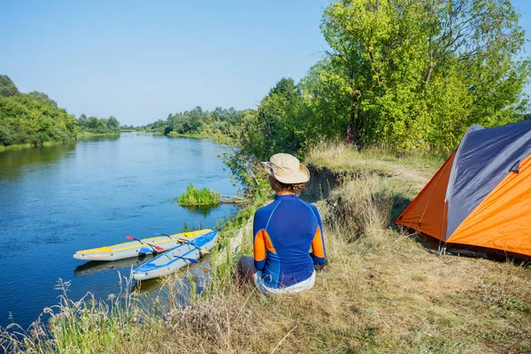 Güzel kız güzel bir nehir üzerinde bir kayık tatil zevk. Genç kız sıcak yaz gününde Kayak. — Stok fotoğraf