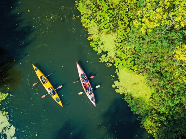 Luchtfoto drone vogels eye foto weergeven van gelukkige familie met twee kinderen genieten van de kajak rit op de prachtige rivier. Jongen en tiener meisje kajakken op een warme zomerdag. Water sport plezier. — Stockfoto