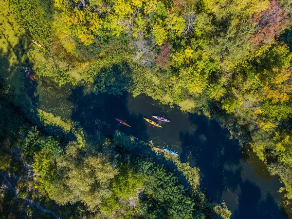 Luchtfoto drone vogels eye foto weergeven van gelukkige familie met twee kinderen genieten van de kajak rit op de prachtige rivier. Jongen en tiener meisje kajakken op een warme zomerdag. Water sport plezier. — Stockfoto