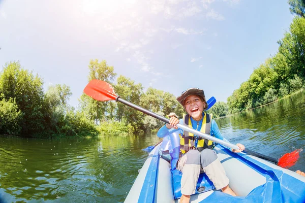 Glad pojke kajak på floden på en solig dag under sommarlovet — Stockfoto