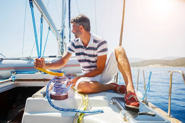 Yunanistan'da büyük yatta dinlenme adam