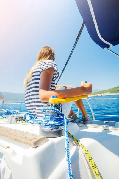 Menina a bordo do iate à vela em cruzeiro de verão. Viagem aventura, iatismo com criança em férias em família . — Fotografia de Stock