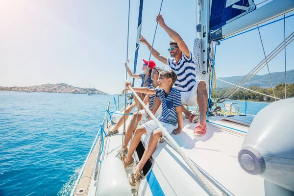 Famiglia con bambini adorabili che riposano sullo yacht — Foto Stock