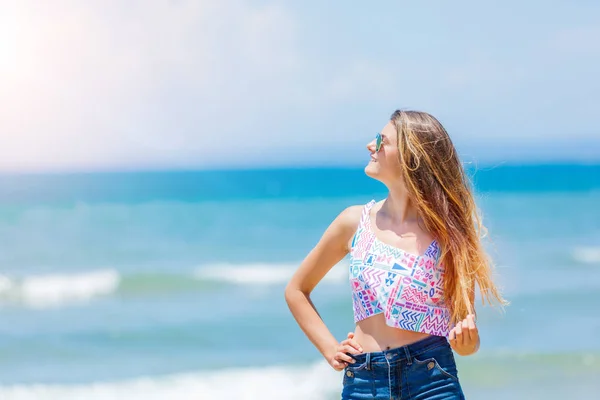 Chica divirtiéndose en la playa tropical —  Fotos de Stock