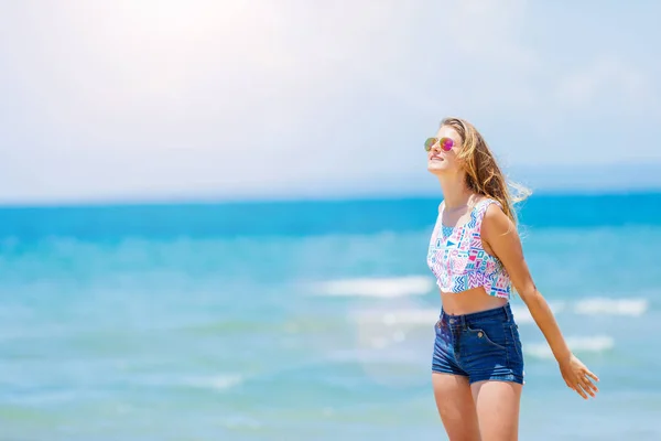 Chica divirtiéndose en la playa tropical — Foto de Stock