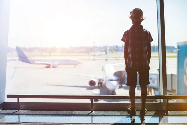 Boy looking at planes in the airport — Stock Photo, Image