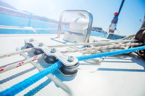 Organizador de cuerdas de primer plano en un barco de vela —  Fotos de Stock