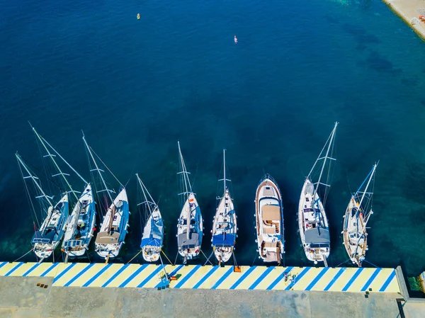 Luftaufnahme eines schwimmenden Bootes auf transparentem türkisfarbenem Wasser an sonnigen Tagen. Sommerlandschaft aus der Luft. Draufsicht aus der Drohne. Reisekonzept und -idee — Stockfoto