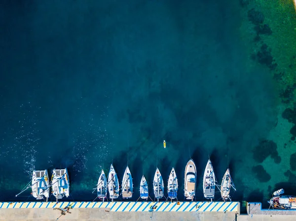 Vista aérea del barco flotante en agua turquesa transparente en el día soleado. Paisaje marino de verano desde el aire. Vista superior desde el dron. Concepto e idea de viaje — Foto de Stock