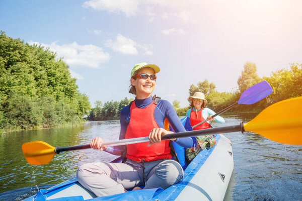Счастливый семейный каяк на реке в солнечный день во время летних каникул