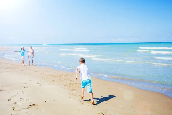 Lyckliga familjen ha roligt i sommar fritid — Stockfoto