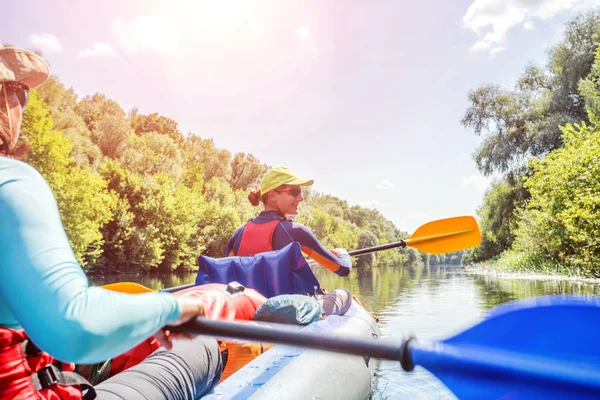 Buona famiglia kayak sul fiume in una giornata di sole durante le vacanze estive — Foto Stock