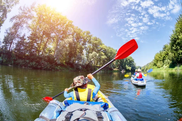 Chico feliz kayak en el río en un día soleado durante las vacaciones de verano —  Fotos de Stock