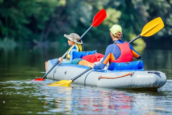 Bambini felici in kayak sul fiume in una giornata di sole durante le vacanze estive — Foto Stock