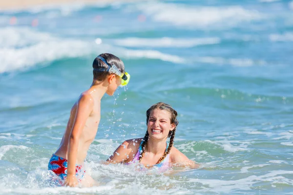 Crianças felizes se divertindo na praia tropical — Fotografia de Stock