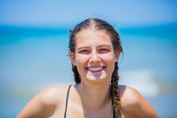 Gelukkig meisje plezier op tropisch strand — Stockfoto