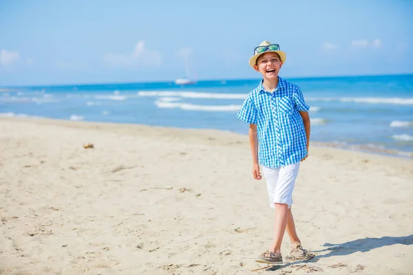 Adorável menino feliz jogando na praia . — Fotografia de Stock